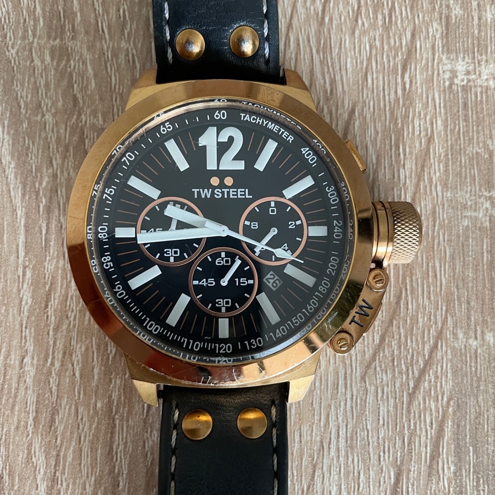 CEO canteen gold men’s watch. A luxury timepiece!